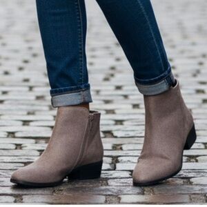 NWT Women's London Rag Silver Sparkle Ankle Booties - Size 6